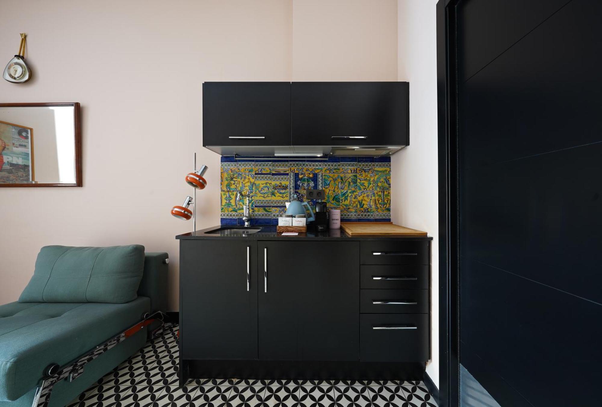 Mittelgroßes Zimmer mit Terrasse